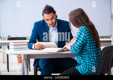 Junge hübsche Lehrerin und Schülerin im Klassenzimmer Stockfoto