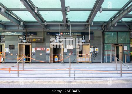 Central Hongkong November 2019 die MTR-Station an der Hong Kong University wurde am 12. November 2019 von einer Gruppe von Demonstranten vandalized. Stockfoto