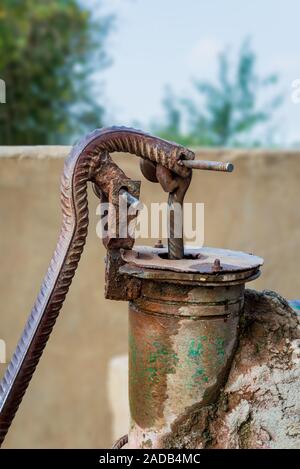 Lokale verrostete alte handbetriebene Wasserpumpe in einem Becken auf einer ägyptischen Dorf Stockfoto