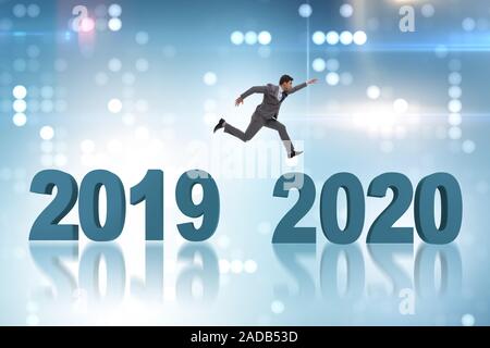 Geschäftsmann Sprung vom Jahr 2019 bis 2020 Stockfoto