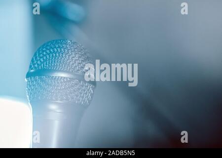 Retro Mikrofon gegen Blur buntes Licht im Pub und Restaurant Hintergrund Stockfoto