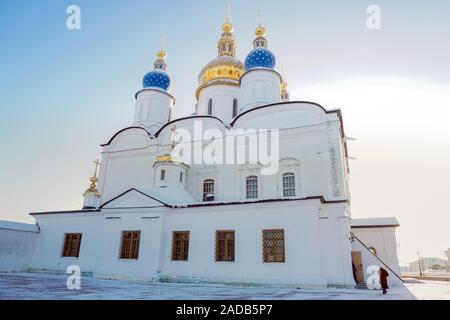 Tobolsk, Russia-January 24, 2019: weiße Kirche Kreml in Tobolsk im Winter vertikale Foto Stockfoto