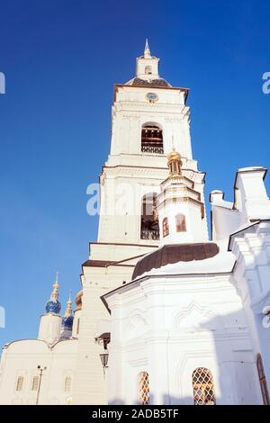 Tobolsk, Russia-January 24, 2019: weiße Kirche der Kreml in Tobolsk im Winter der vertikalen Fotos. Christentum Sibirien Stockfoto