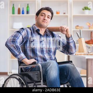 Jungen Koch mit Rolle Teig Mahlzeit vorbereiten Stockfoto