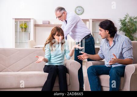 Junge paar Besuchen erfahrener Arzt Psychologe Stockfoto