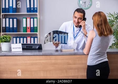 Junge Patienten an der Rezeption im Krankenhaus Stockfoto