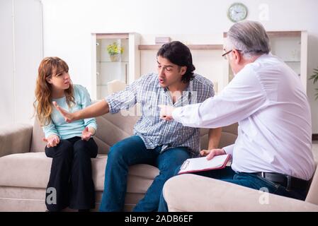 Junge paar Besuchen erfahrener Arzt Psychologe Stockfoto