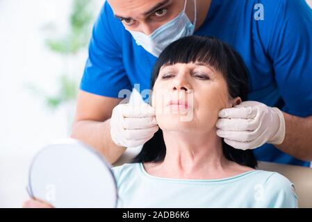 Alte Frau besuchen männlicher Arzt für Plastische Chirurgie Stockfoto