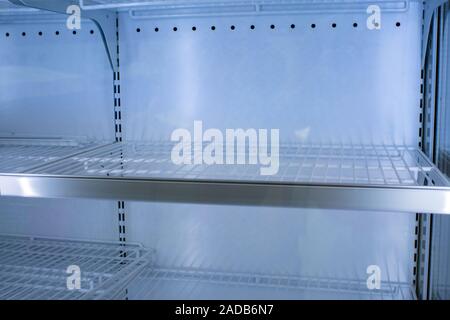 Leere Regale im Kühlschrank. Die leere Regale der Super Markt schwarzer Freitag Verkauf von Waren Stockfoto