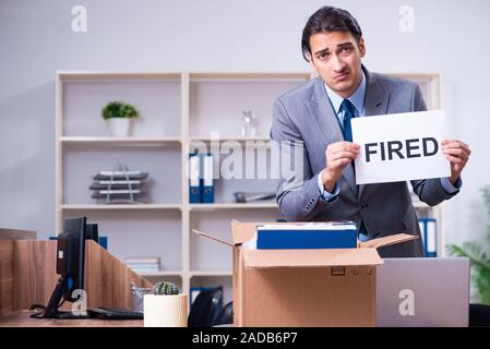 Junge männliche Mitarbeiter, von seiner Arbeit entlassen Stockfoto