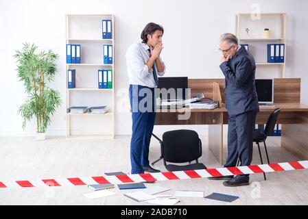 Forensische Ermittler untersuchen Diebstahl im Büro Stockfoto