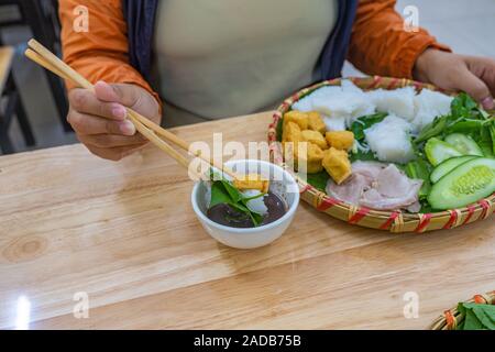 Frau essen Hanoi beliebte Street Food - Bun Dau Mam Tom Stockfoto