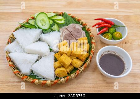 Traditionelle Vietnam Gastronomie, gebratenem Tofu und Nudeln und Garnelenpaste Stockfoto