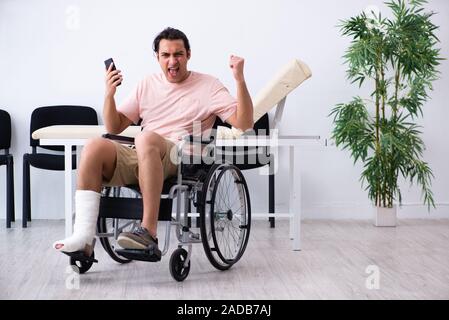 Junge verletzte Mann wartet auf seine Umdrehung im Krankenhaus Halle Stockfoto