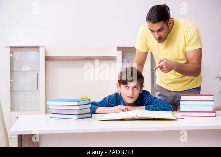 Vater, der seinen Sohn für Schule vorzubereiten Stockfoto