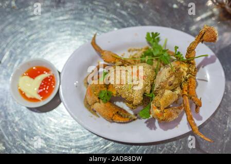 Knusprig Gegrillte Krabben auf der Platte mit Chili Sauce serviert. Stockfoto
