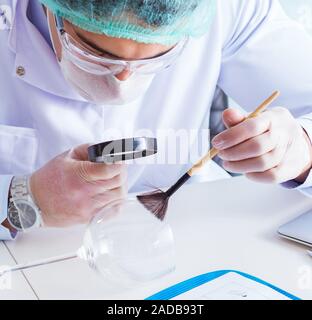 Kriminologen Polizei Chemiker bei der Kriminalität Beweise suchen Stockfoto