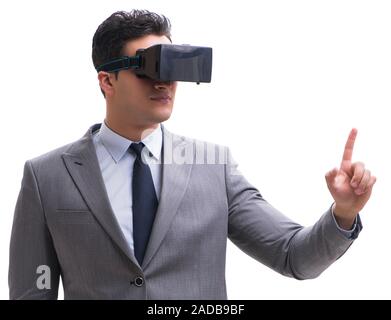 Unternehmer tragen Virtuelle Realität VR-Brille isoliert auf weißem Stockfoto