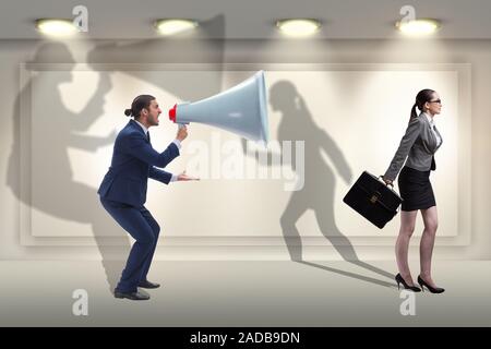 Geschäftsmann schreien durch große Lautsprecher Stockfoto