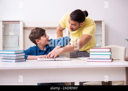 Vater, der seinen Sohn für Schule vorzubereiten Stockfoto