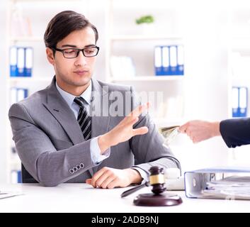 Rechtsanwalt angeboten Bestechungsgeld für seine Dienste, Stockfoto