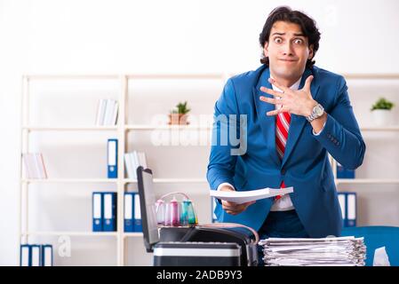 Junge Mitarbeiter von Kopien beim Kopieren von Maschine Stockfoto
