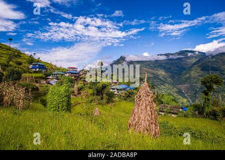 Blick auf das Dorf mit Bauern Häuser und Terrasse Felder Stockfoto