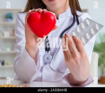 Arzt Kardiologen mit roten Herzen im Krankenhaus Stockfoto