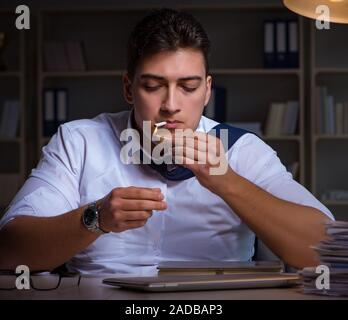 Der Mensch bleiben bis spät in die Nacht und das Rauchen von Marihuana Stockfoto