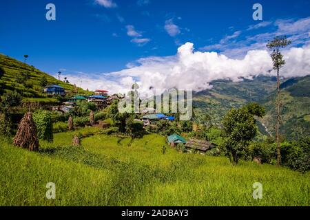 Blick auf das Dorf mit Bauern Häuser und Terrasse Felder Stockfoto