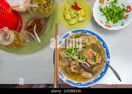 Ansicht von oben Foto von köstlichen Vietnam beef Noodle Soup Stockfoto