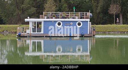 Hausboot auf dem Dortmund Ems Kanal, Hoerstel, Nordrhein-Westfalen, Deutschland, Europa Stockfoto