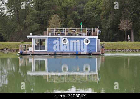 Hausboot auf dem Dortmund Ems Kanal, Hoerstel, Nordrhein-Westfalen, Deutschland, Europa Stockfoto