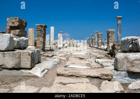 Ein Blick nach North West, die Syrien Straße an der alten römischen Aufstellungsort von Laodykeia (laodicea) in der Nähe von Denizli in der Türkei. Stockfoto