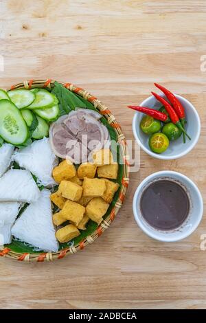 Ansicht von oben Foto der Vietnamesischen berühmte Küche, gebratenem Tofu Nudeln Stockfoto