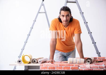 Junger Mann Auftragnehmer Renovierung zu Hause Stockfoto