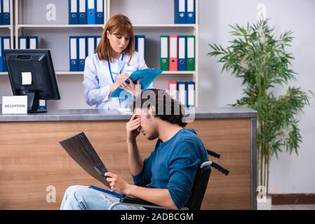 Junge Patienten an der Rezeption im Krankenhaus Stockfoto