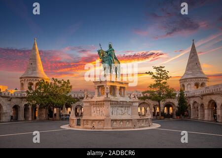 Budapest, Ungarn - goldener Sonnenaufgang über Fisherman's Bastion im Herbst mit Statue von König St. Stephanus, des ersten Königs von Ungarn Stockfoto