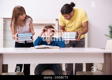 Eltern helfen ihren Sohn für die Schule vorzubereiten Stockfoto