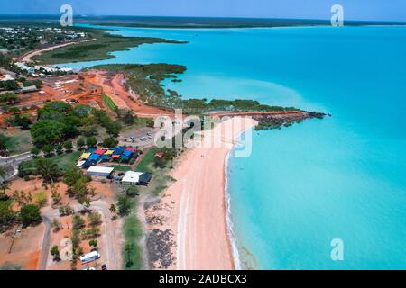 Luftaufnahme der Stadt, Strand und Mangroven, Roebuck Bay, Broome, West Kimberley, Western Australia Stockfoto