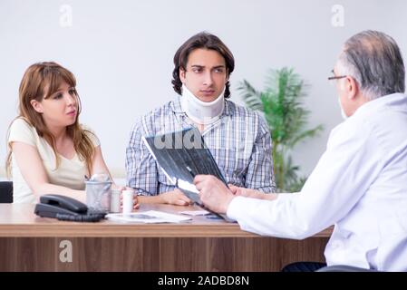 Junges Paar alte männlicher Arzt Stockfoto