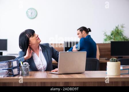 Zwei Mitarbeiter, die sportliche Übungen im Büro Stockfoto