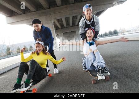 Junge Menschen Skateboarding Stockfoto