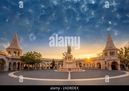 Budapest, Ungarn - wunderschönen Sonnenaufgang am Fisherman's Bastion im Herbst mit erstaunlichen Himmel und Wolken Stockfoto