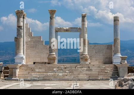 Stein geschnitzte Säulen und Steinmauern rekonstruierten Teil eines an der alten römischen Aufstellungsort von Laodykeia in der Nähe von Denizli in der Türkei Tempel zu bilden. Stockfoto