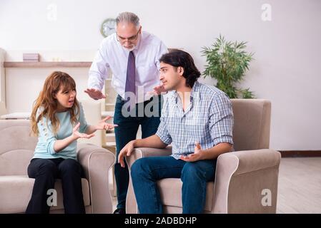 Junge paar Besuchen erfahrener Arzt Psychologe Stockfoto