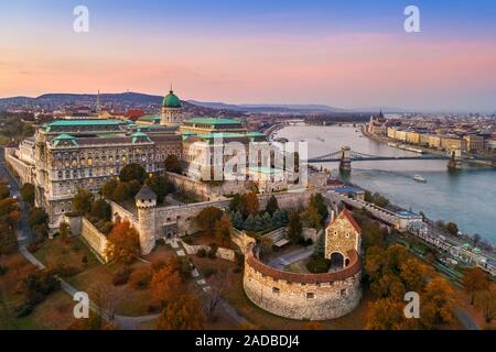 Budapest, Ungarn - Luftbild Drohne Blick auf das wunderschöne Schloss Buda Royal Palace in der Dämmerung mit Széchenyi Kettenbrücke, Parlament Ungarns und klare p Stockfoto