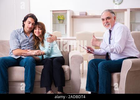 Junge paar Besuchen erfahrener Arzt Psychologe Stockfoto