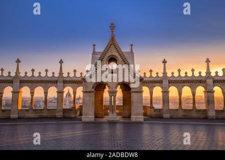 Budapest, Ungarn - Schöne golden Sunrise am Fisherman's Bastion (Halaszbastya) im Herbst. Das Parlament Ungarns im Hintergrund mit bunten löschen Stockfoto