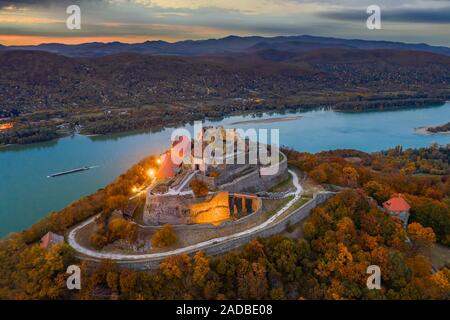 Visegrád, Ungarn - Herbst von oben in Visegrad. Antenne drone die schöne hohe Burg Visegrad mit bunten Sonnenuntergang und Dunakanyar bei b Stockfoto